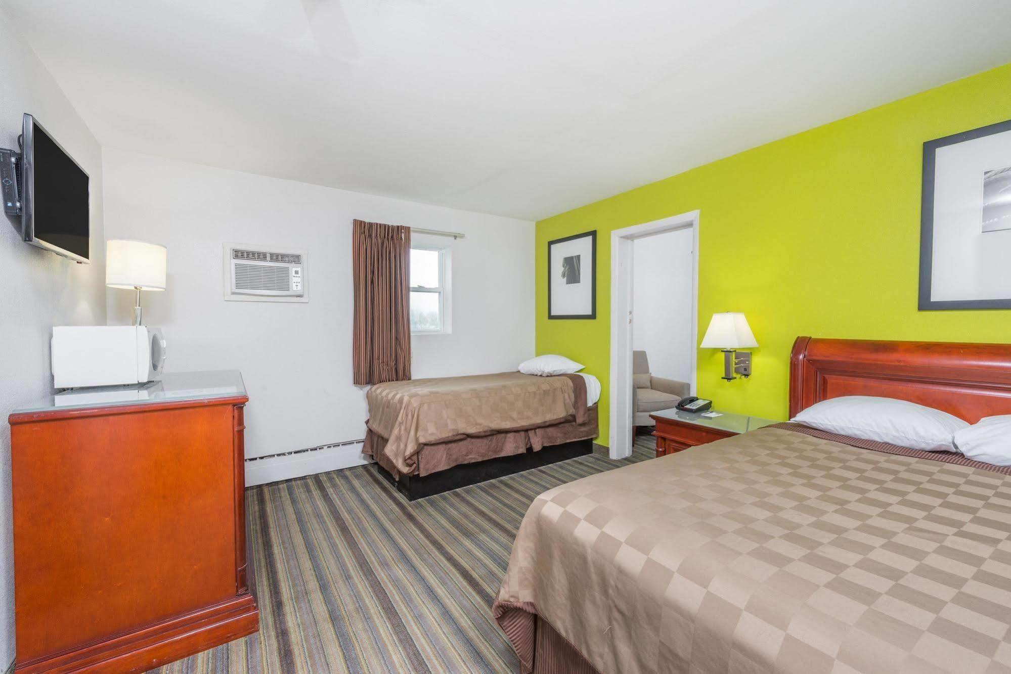 Rodeway Inn Pittsfield Exteriör bild